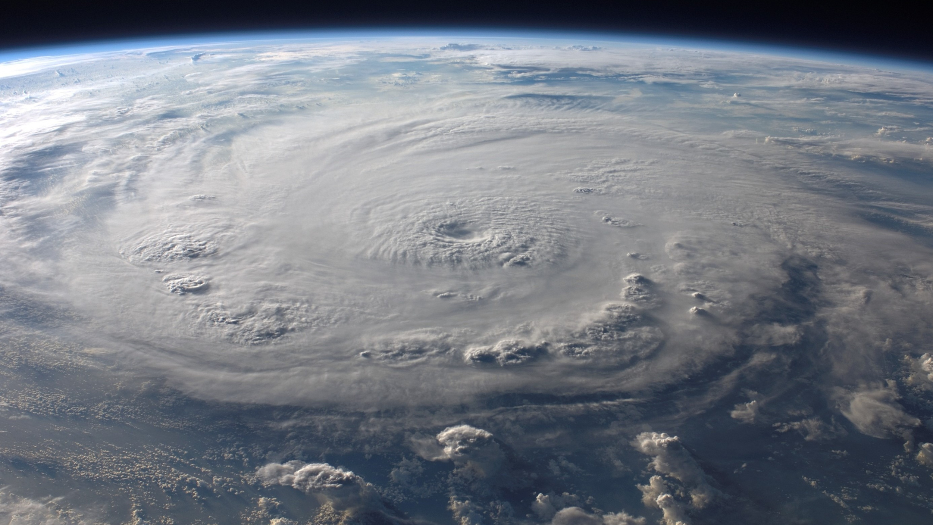 Nueva onda tropical y canales de baja presión generarán lluvias fuertes en gran parte de México