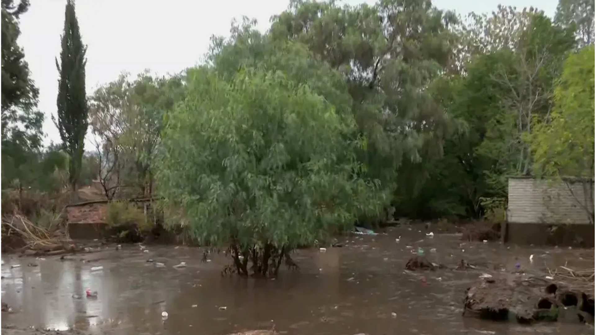 Se Desborda el Río San Martín en Chalco por Fuertes Lluvias en Edomex