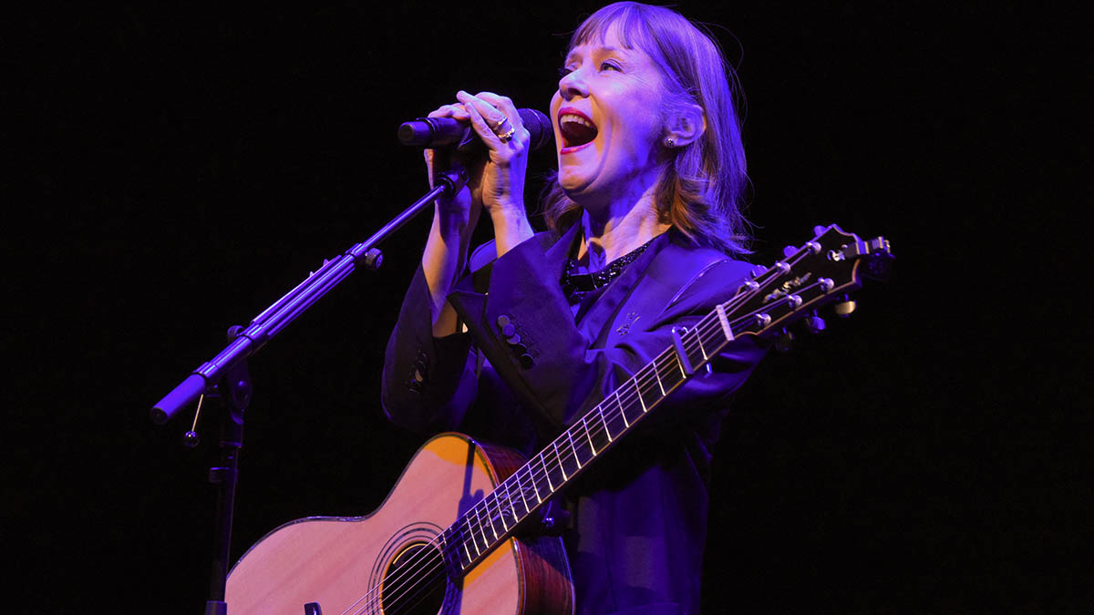 Suzanne Vega Ofrece un Concierto Memorables en Santa Feliu de Guíxols