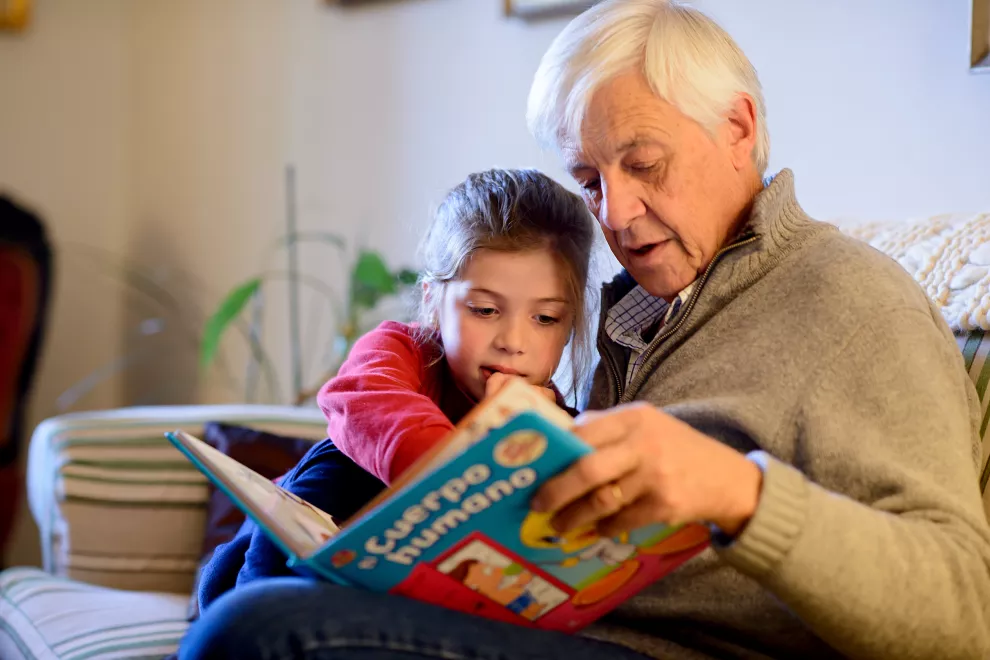 Suecia se convierte en pionera al aprobar una ley que compensa a los abuelos por el cuidado de sus nietos.