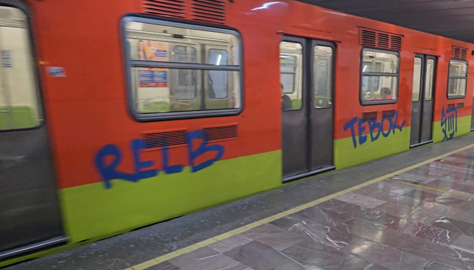 Grafitis en la Línea 3 del Metro de la CDMX Generan Controversia