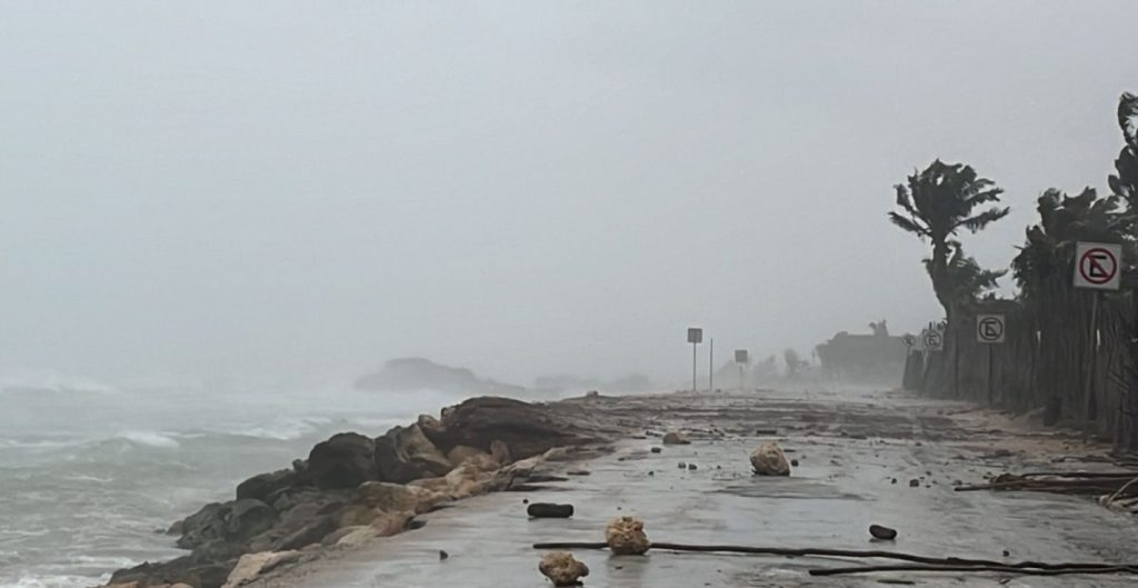 Huracán Beryl Categoría 2 Impacta al Norte de Tulum, Quintana Roo