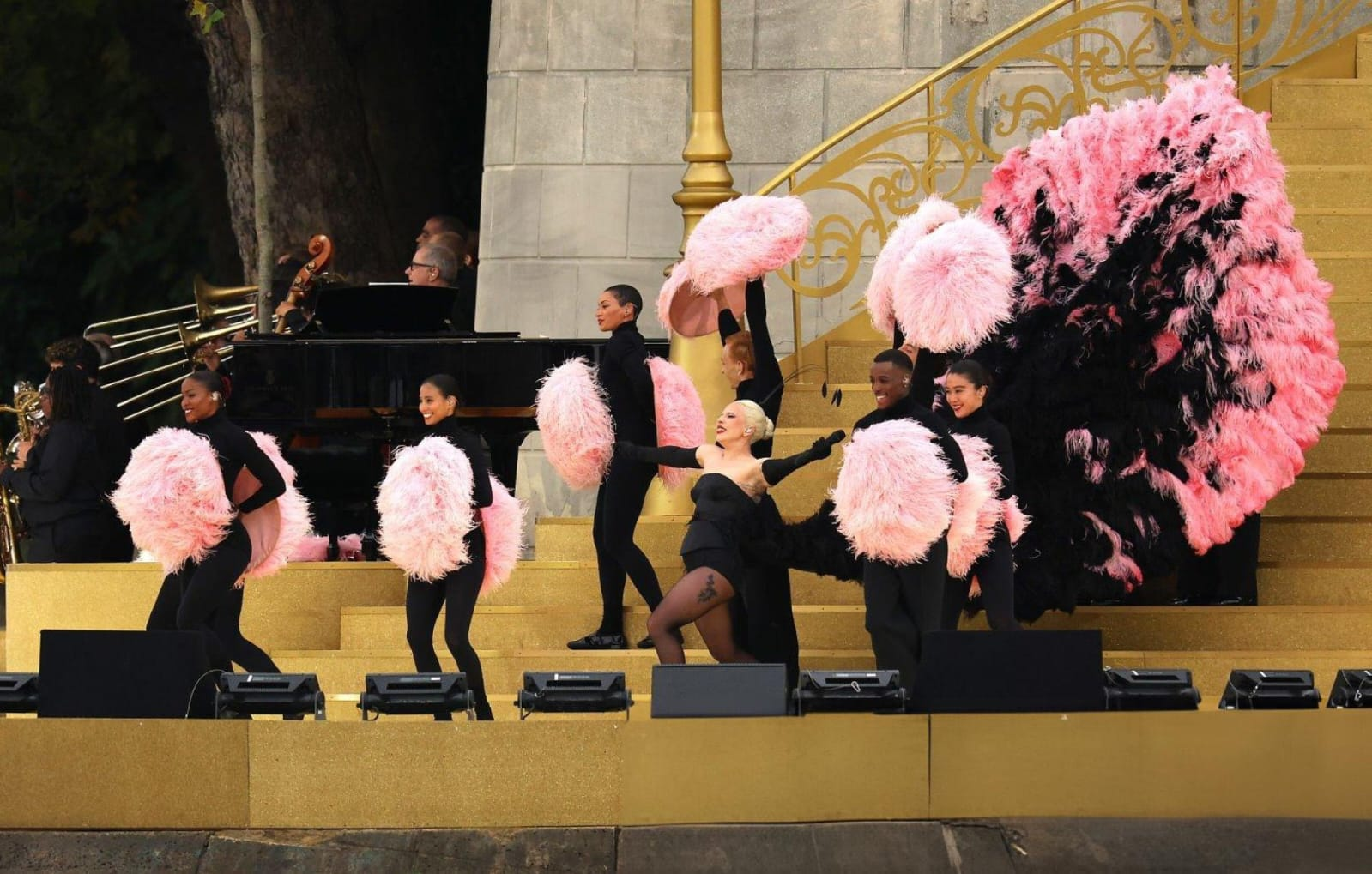 Lady Gaga Sorprende Ensayando para la Apertura de los Juegos Olímpicos en París con un Traje de Plumas