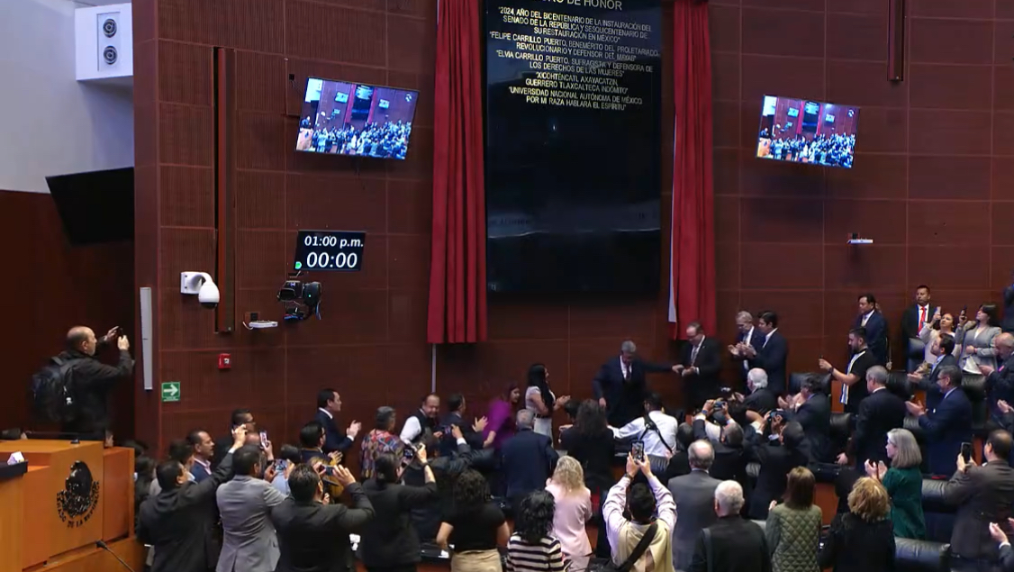 Lema de la UNAM Inscrito en el Muro de Honor del Senado