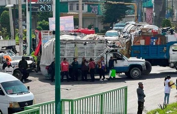 Recolectores de Basura en Chimalhuacán Bloquean Vialidad para Exigir Protección contra Extorsiones