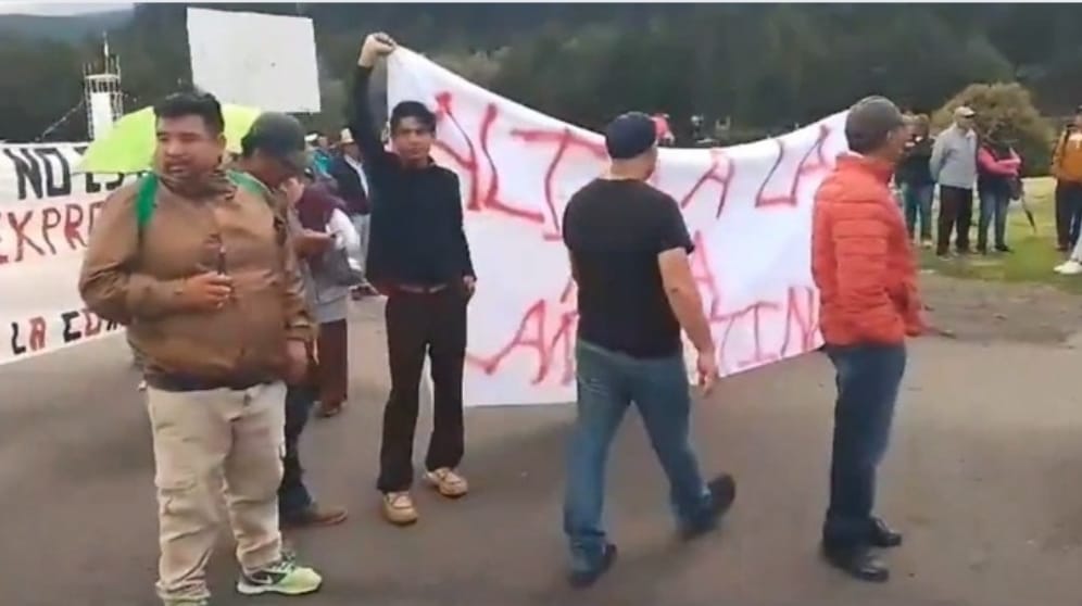 Bloquean comunidades la carretera México-Toluca