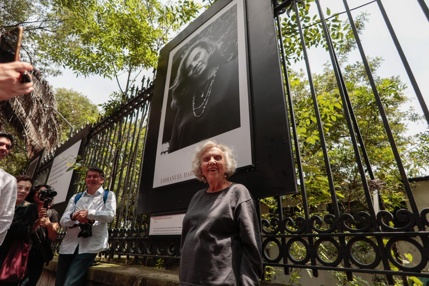 Exposición Fotográfica en Chapultepec: Un Homenaje Visual a Elena Poniatowska