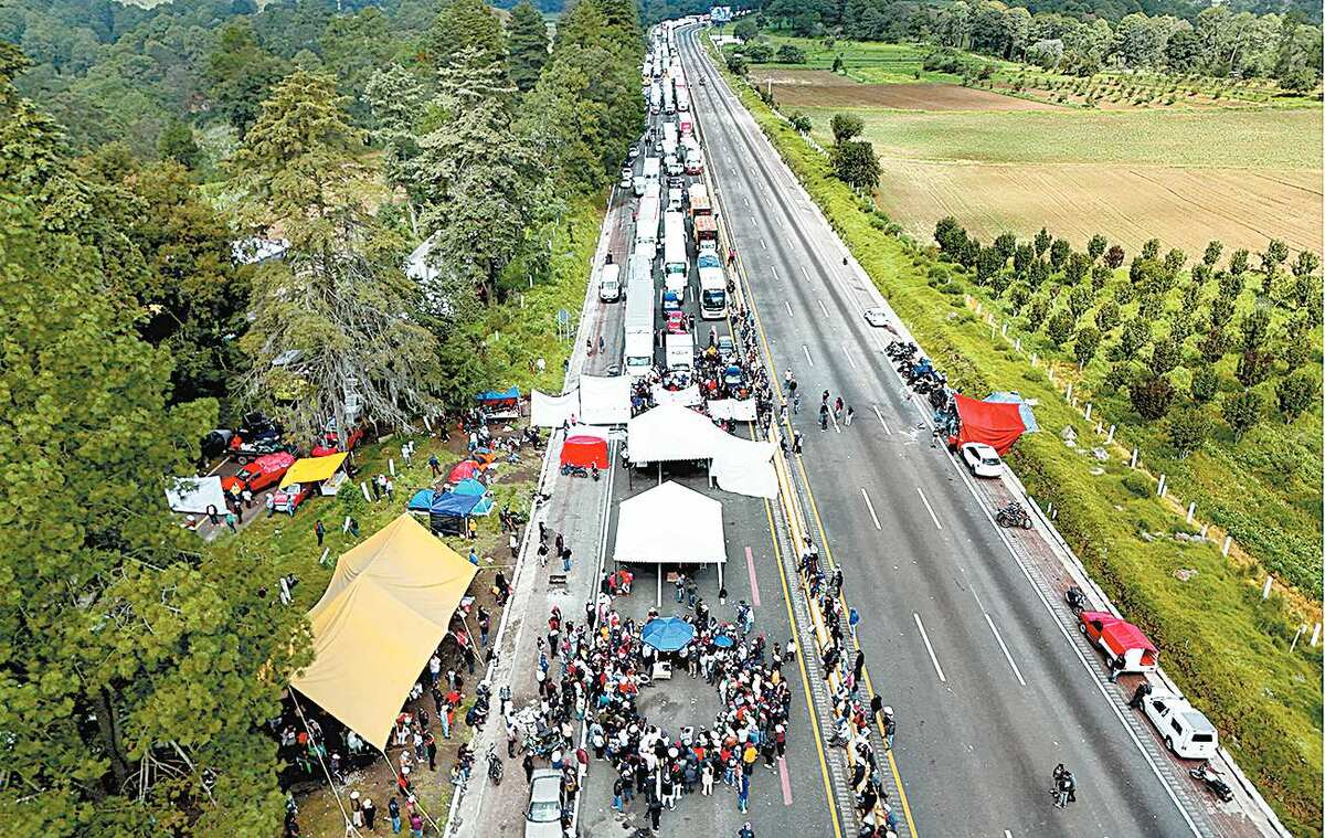 Se Restablece el Tránsito en la Autopista México-Puebla: Ejidatarios y Gobierno Logran Acuerdo