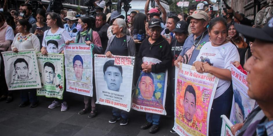 Padres de los 43 Normalistas de Ayotzinapa Realizan Inspección en el 27 Batallón de Infantería en Iguala