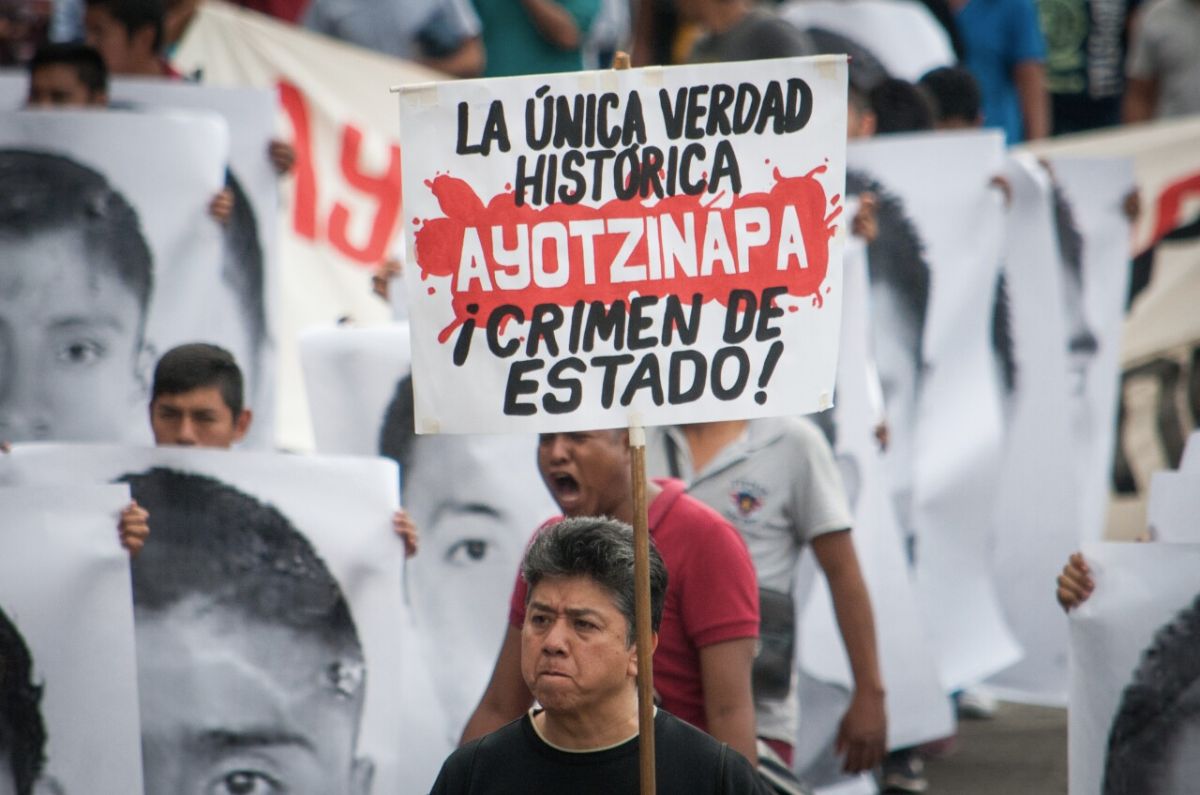 Protesta masiva de estudiantes de la Normal Rural de Ayotzinapa frente al Congreso de Guerrero: Exigen justicia y renuncia de la fiscal