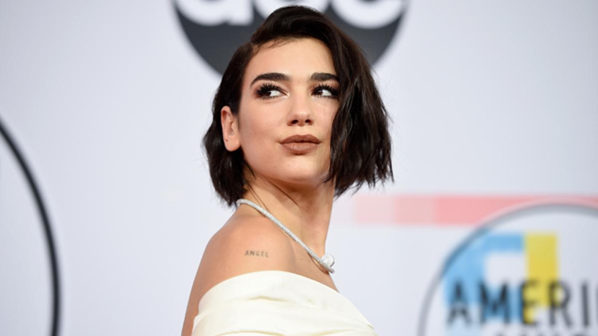 “Dua Lipa: De Mesera a Reina del Pop y Millonaria”