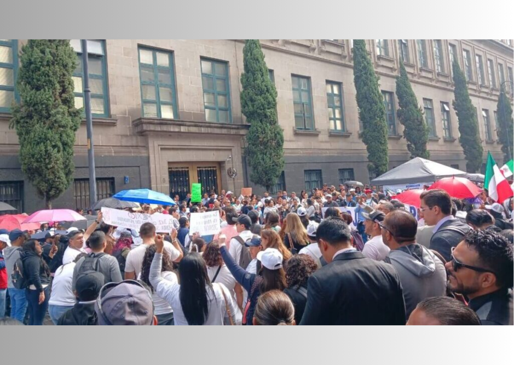 Protesta en la SCJN: Secretarios clausuran simbólicamente accesos en rechazo a la reforma judicial