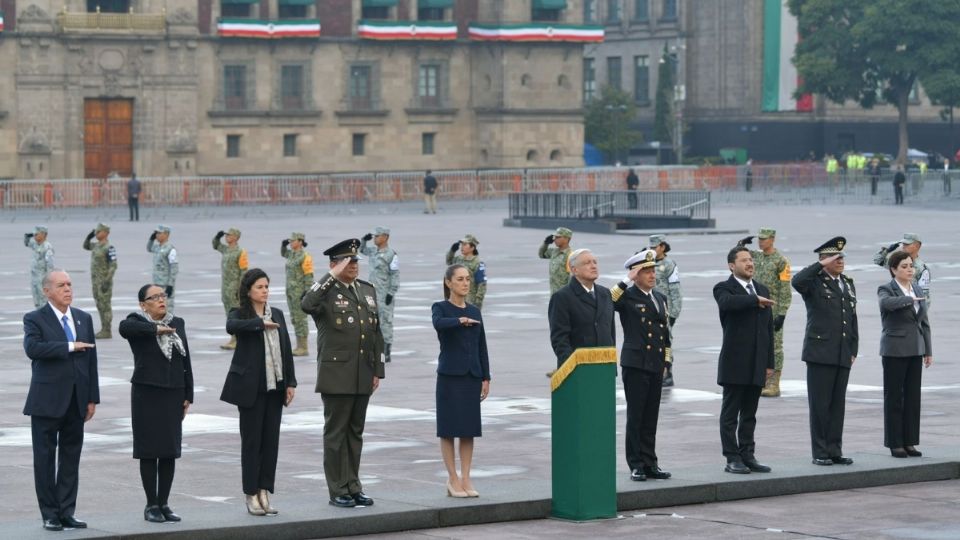 AMLO encabeza izamiento de bandera a media asta en honor a las víctimas del 19 de septiembre en el Zócalo de CDMX