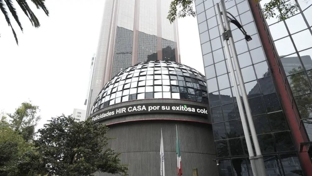 El peso sube tras anuncio del Banco de México; la BMV sigue en positivo