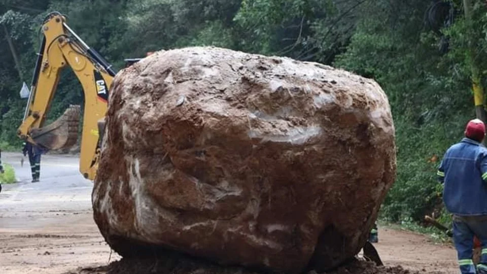 Carretera Nicolás Romero-Jilotzingo bloqueada por roca de 10 toneladas en Edomex