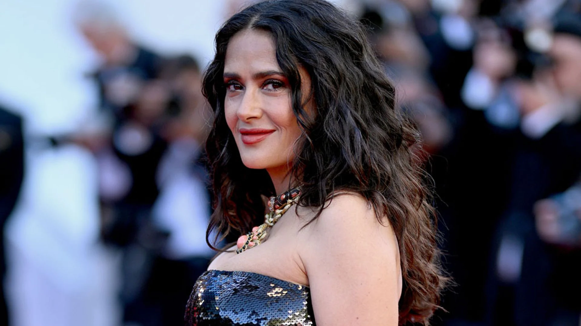 Salma Hayek Cumple 58 Años y los Fans la Convierten en Tendencia Global