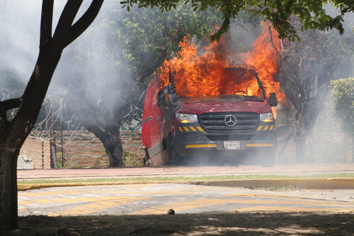 Protesta en Iguala: Normalistas de Ayotzinapa incendian camioneta y lanzan petardos en instalaciones militares