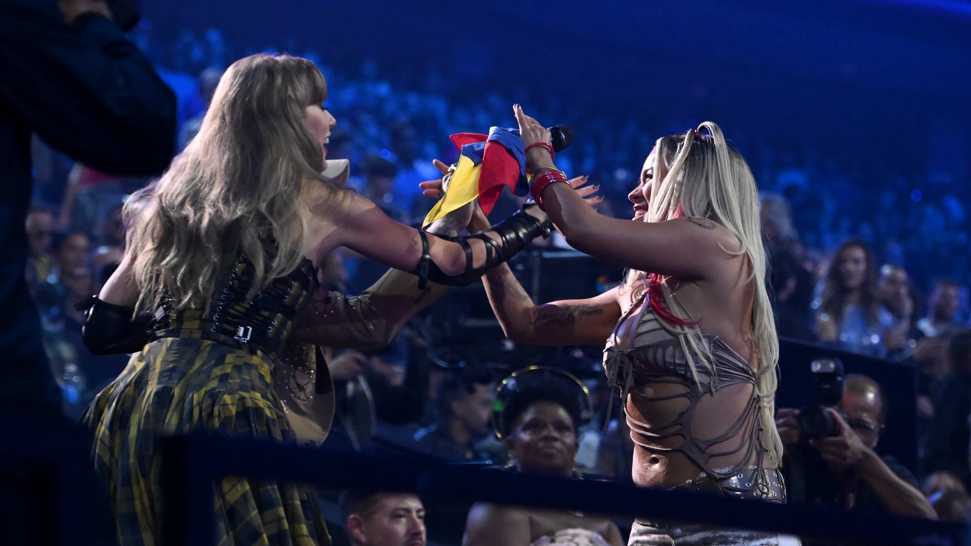 Taylor Swift y su momento viral en los MTV VMAs: baile junto a Karol G genera memes en redes