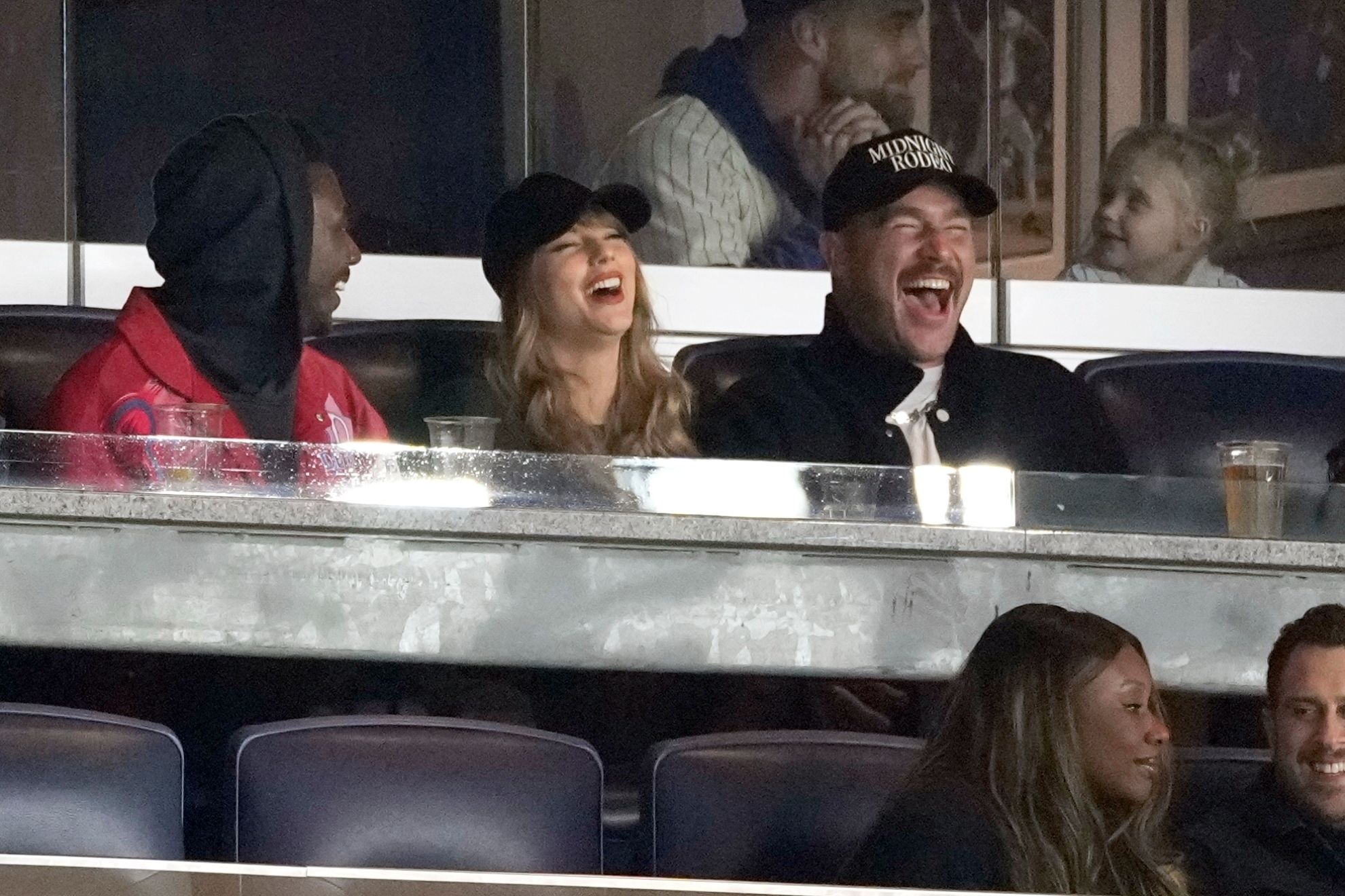 Taylor Swift y Travis Kelce: Una Pareja que Cautiva en su Aparición en el Juego de los Yankees