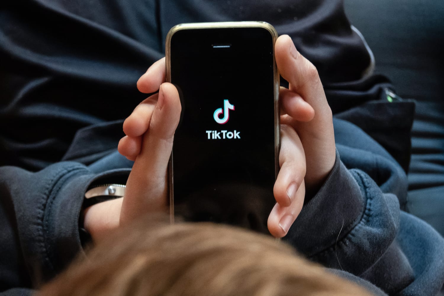 En TikTok, la cultura pop predomina: los adultos tienden a seguir más a influencers de entretenimiento que a perfiles de noticias.