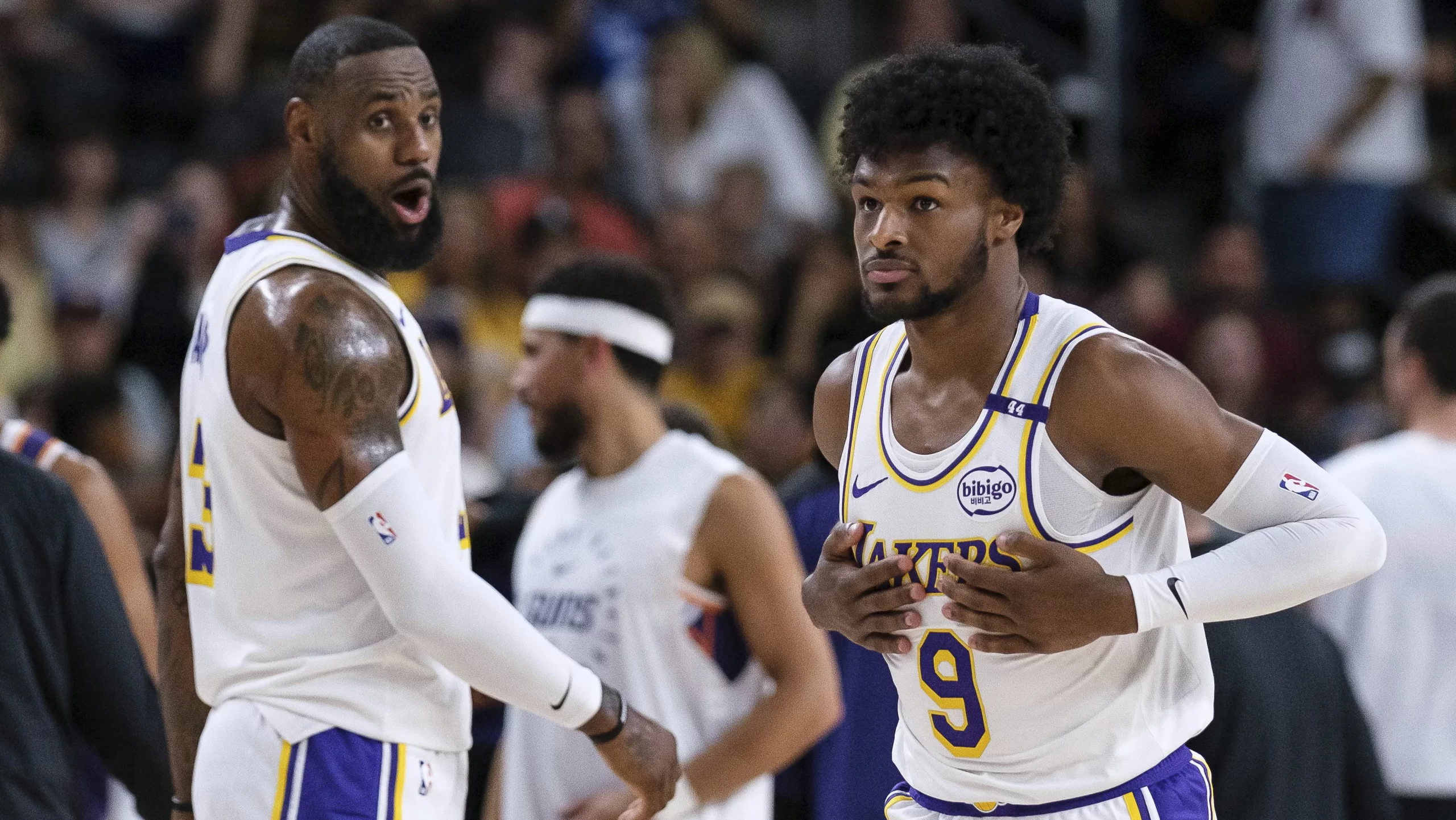 Familia ante todo”: Un momento histórico en la NBA con LeBron James y su hijo Bronny jugando juntos en la cancha, siendo los primeros en lograrlo.