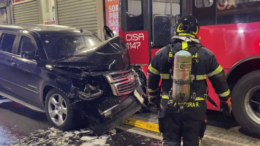 Gas pimienta se esparce tras choque de camioneta blindada con el Metrobús, afectando a peatones y oficiales