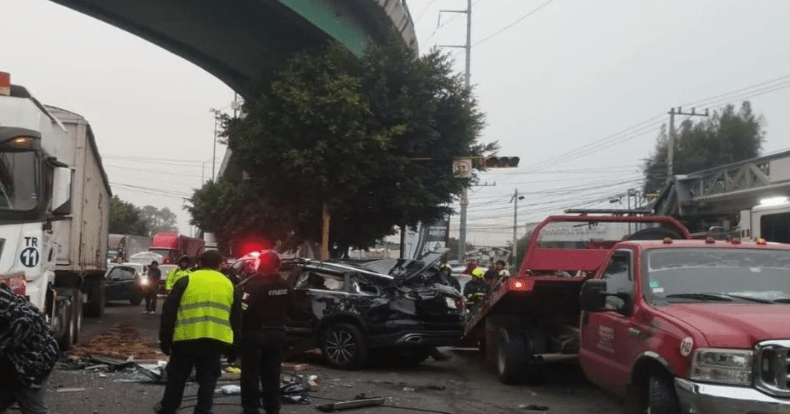 Camioneta se desploma de un puente en Cuautitlán; hay varios heridos