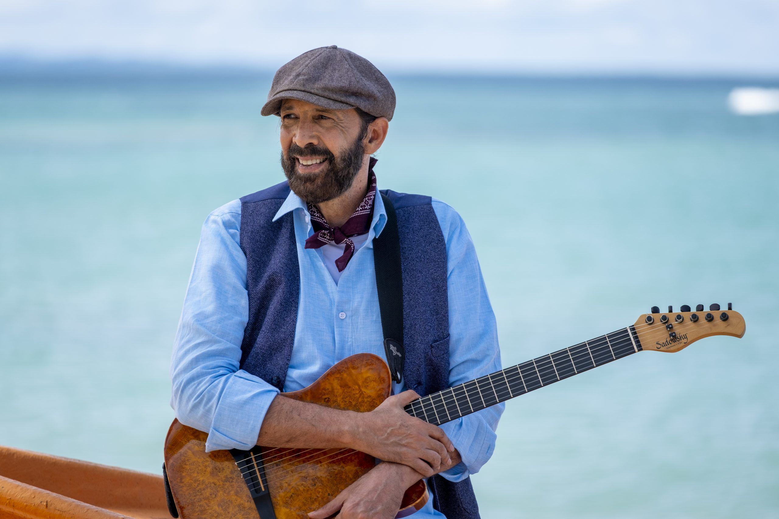 Juan Luis Guerra ilumina el Palacio de los Deportes con una explosión de ritmo y alegría