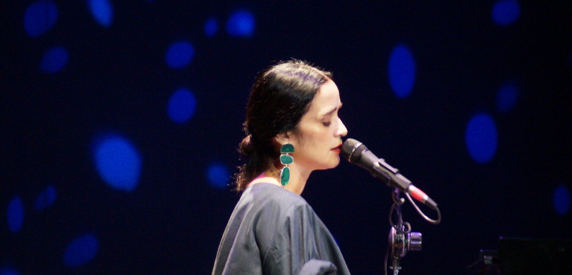 Julieta Venegas llena de nostalgia y frescura Fiestas de Octubre en Guadalajara