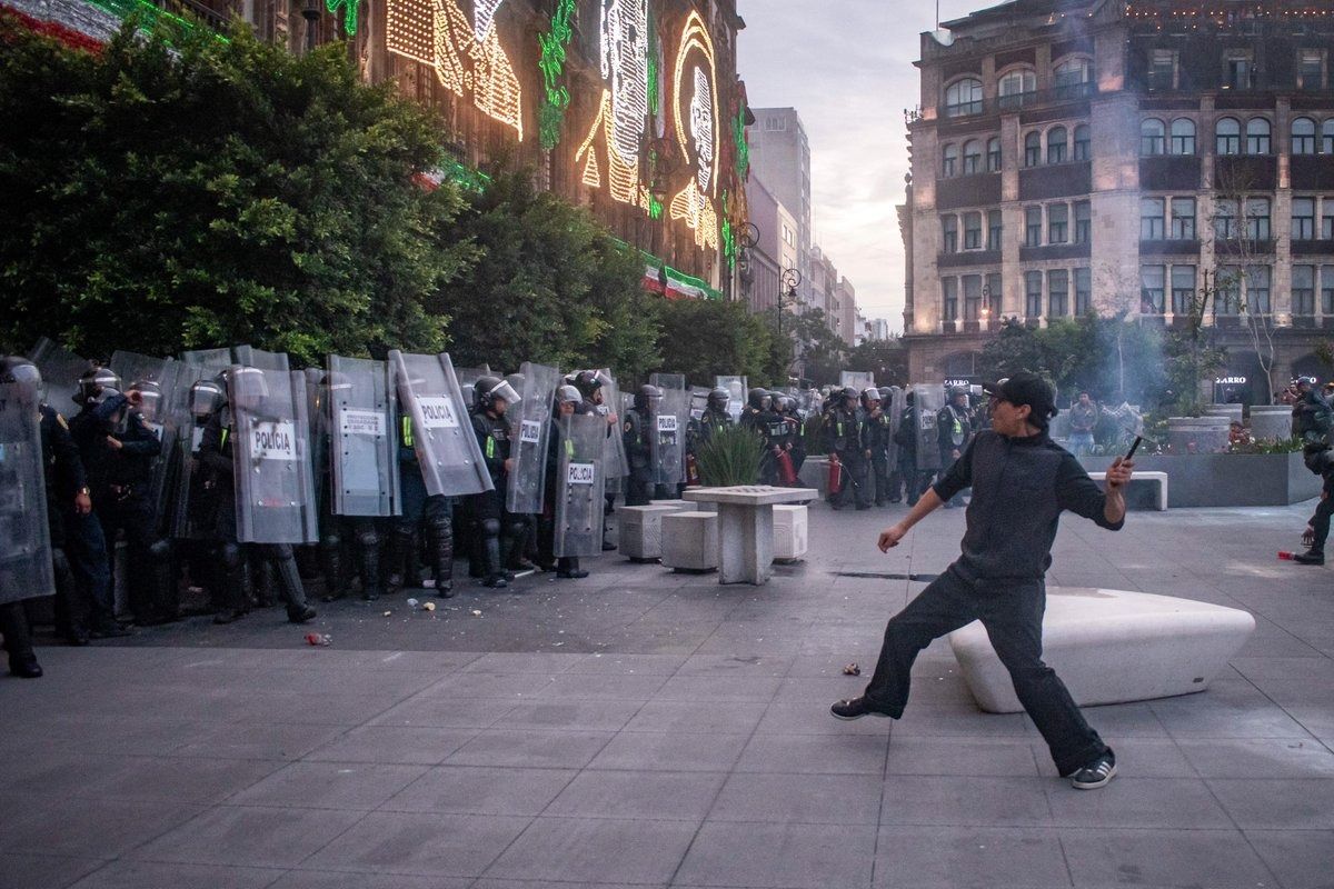 Protestas y violencia en el 56 aniversario de la matanza de Tlatelolco