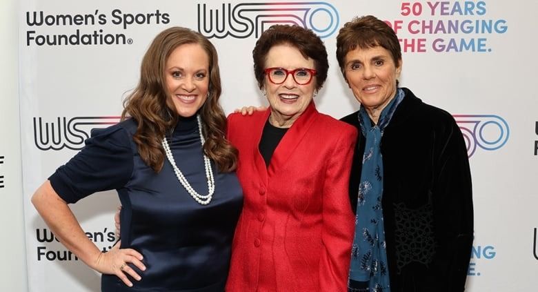 Billie Jean King Celebra 50 Años de la Fundación de Deportes Femeninos con un Legado de Impacto y Oportunidades