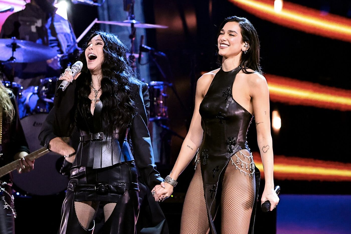 Cher y Dua Lipa Encantan con su Dueto en la Ceremonia del Salón de la Fama