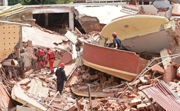 Edificio colapsa en Argentina: un muerto y varios desaparecidos