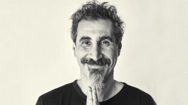 Serj Tankian (System of a Down) prueba por primera vez un curioso platillo de sus canciones, ¡y no es chop suey!