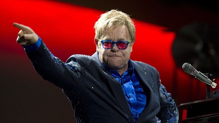 Elton John vuelve a los escenarios junto a Dua Lipa: una colaboración épica tras su retiro