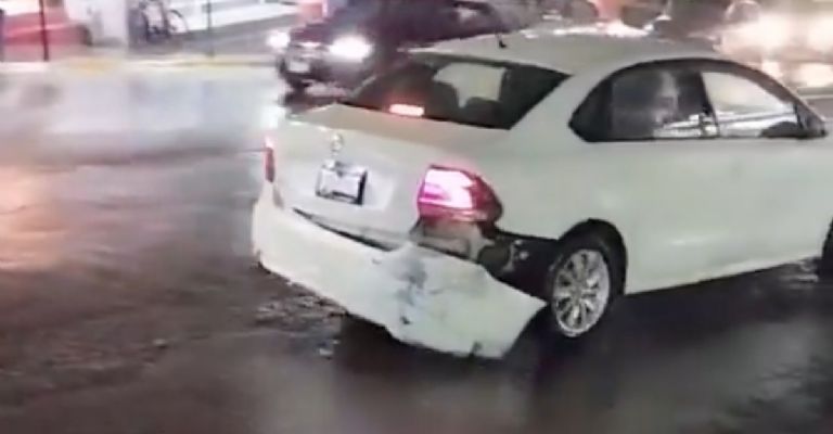 Enorme bache destroza automóvil en Cuautitlán Izcalli y causa indignación en redes sociales