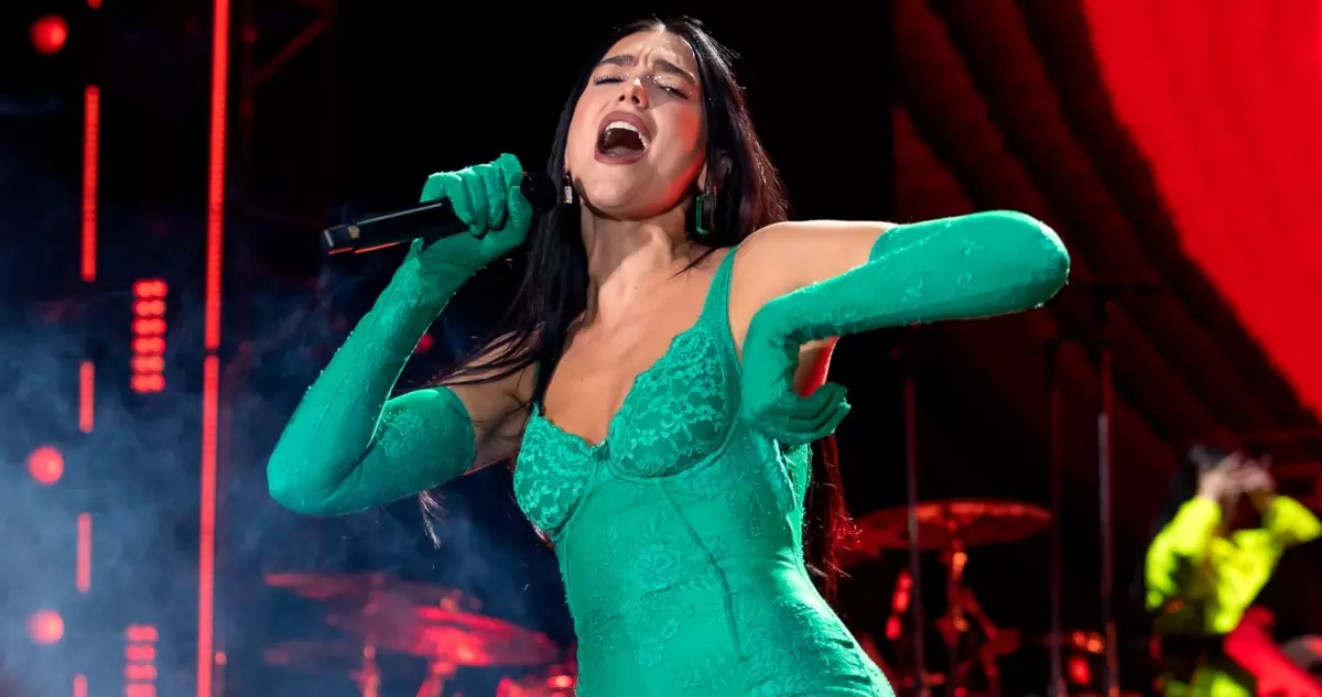 Dua Lipa brilla en su segunda sesión Tiny Desk con una bandera chilena de fondo