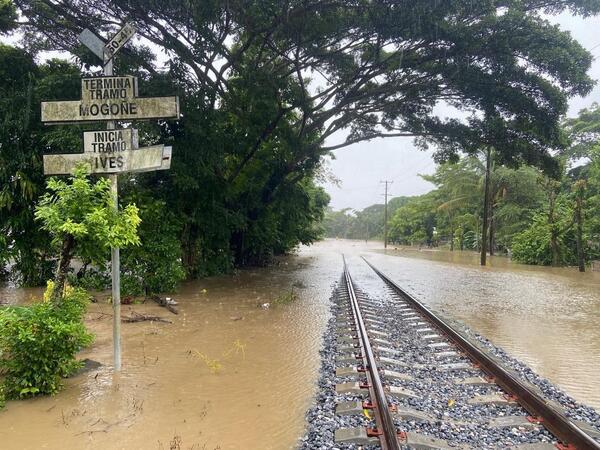 Inundaciones en Oaxaca: Evacúan a más de 2,000 personas en Juchitán por desbordamiento del río Las Nutrias