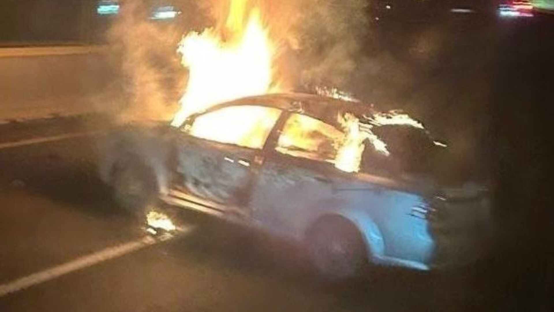 Encuentran tres cadáveres dentro de un coche calcinado en la carretera México-Puebla.