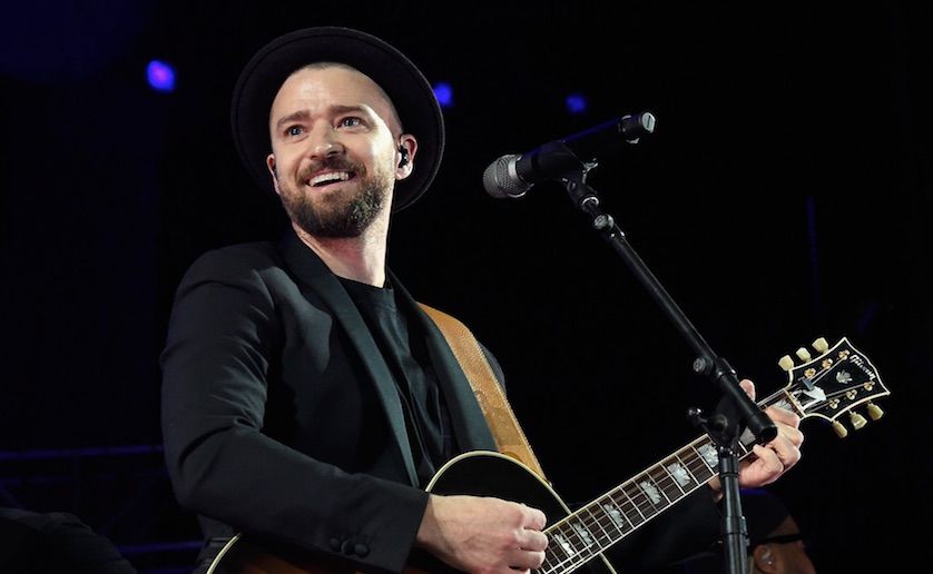 Fan pierde momento con Justin Timberlake por estar distraída en su celular