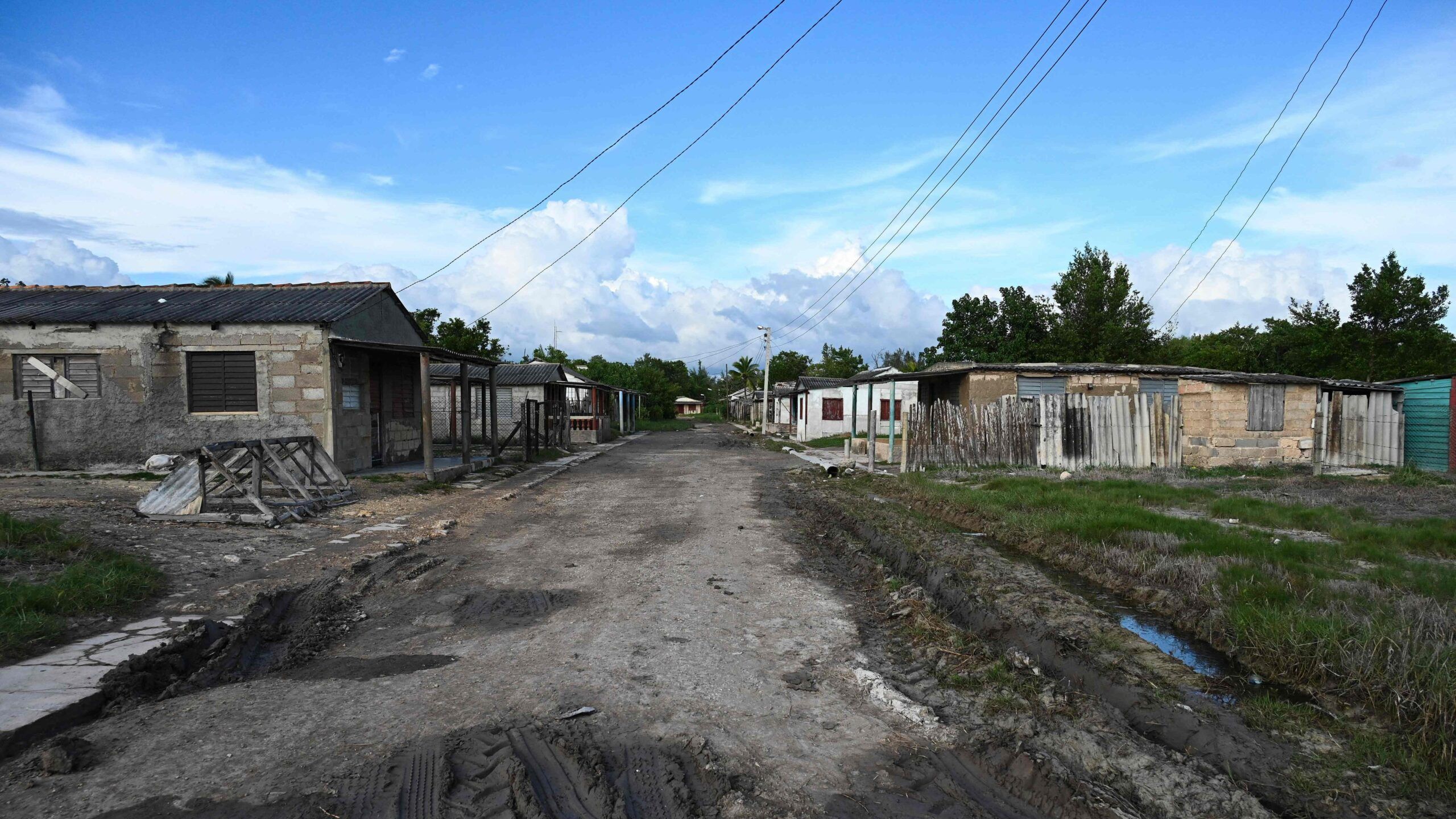 Ciclón Rafael causa un apagón masivo y deja a Cuba sin electricidad