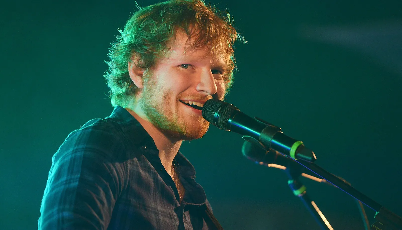 Ed Sheeran celebra la temporada con “Under the Tree”