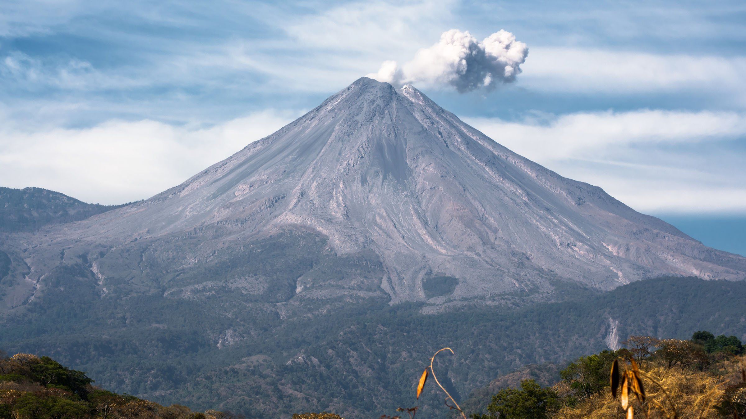 Desgasificación pasiva en el Volcán de Colima: vigilancia extrema para evitar riesgos