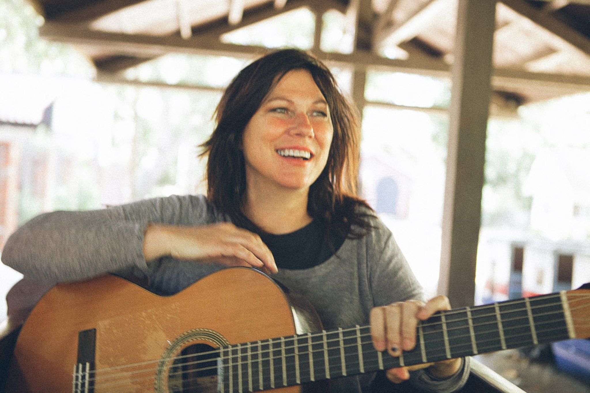 Kim Deal deslumbra con “Nobody Loves You More” y anuncia gira internacional