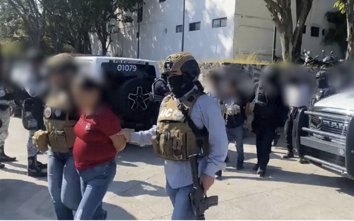 Detienen a funcionaria de Temoac con armas y estupefacientes