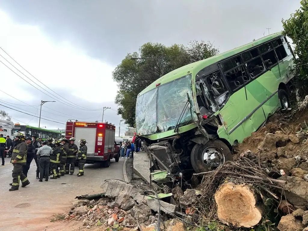 Autobús de la Ruta 70 vuelca en la México-Cuernavaca: 33 heridos