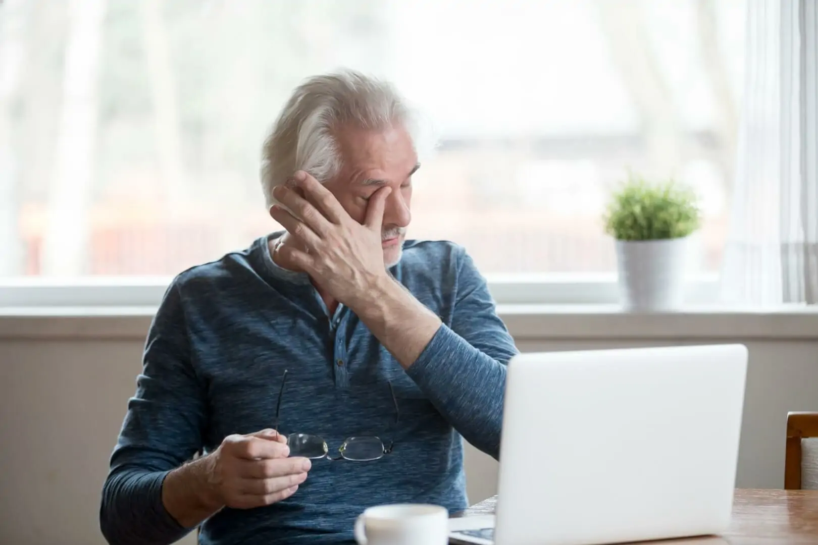 Problemas de visión y caídas en adultos mayores: cómo proteger su salud visual