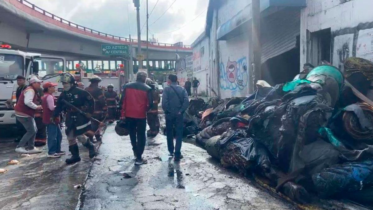 Fuego en Tapicería de Ecatepec Desata Caos: Evacuación de Escuelas y Corte del Mexibús