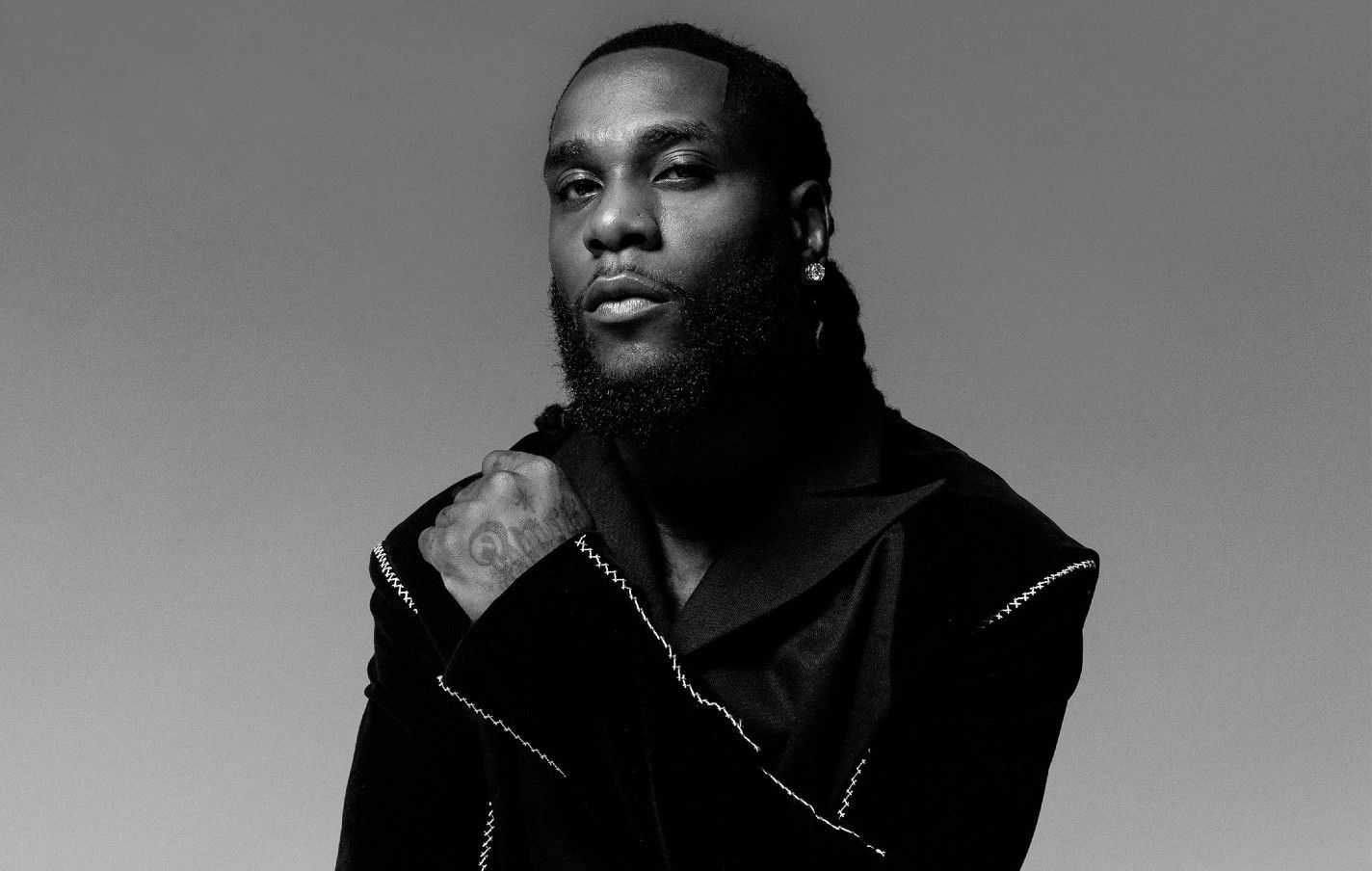 Burna Boy Anuncia su Octavo Álbum ‘No Sign of Weakness’ y Estrena el Electrizante Sencillo ‘Bundle by Bundle’