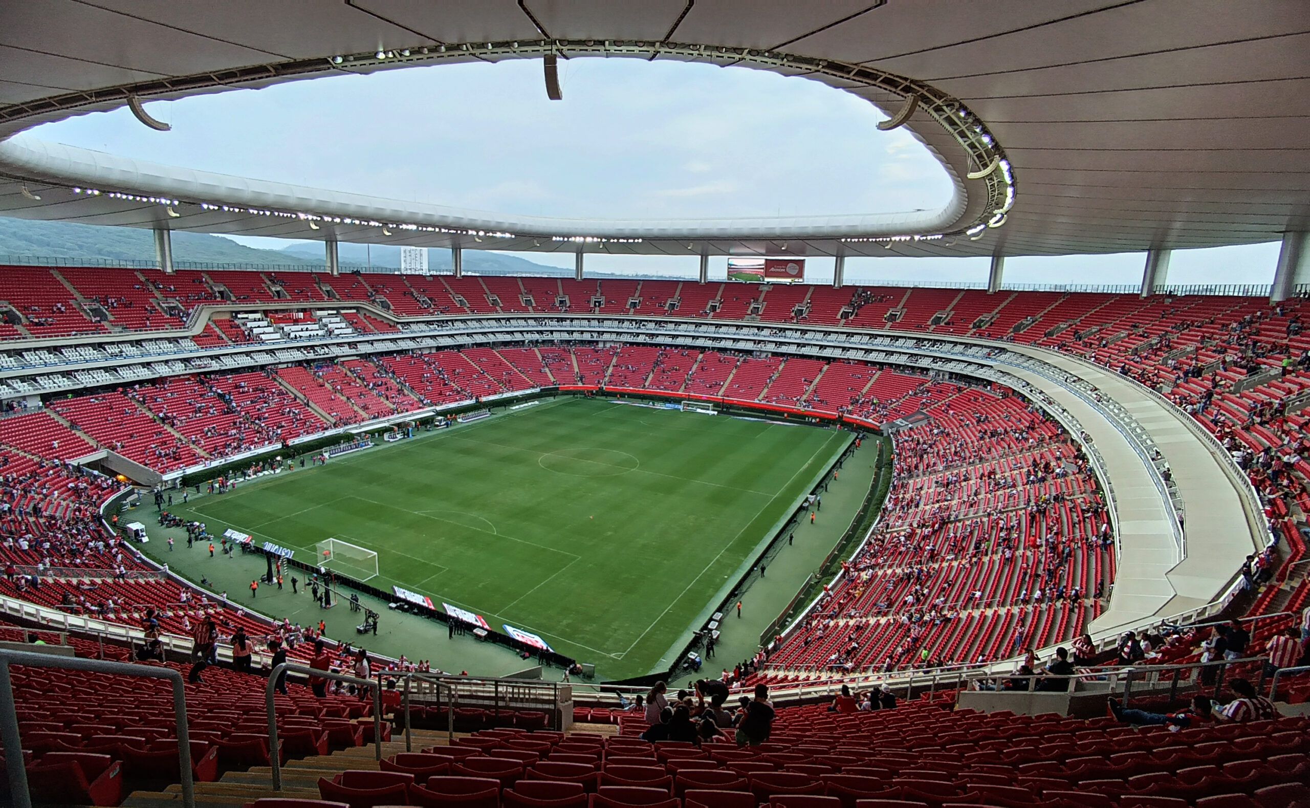 Veto y multa para el Estadio Akron tras incidentes en el clásico tapatío